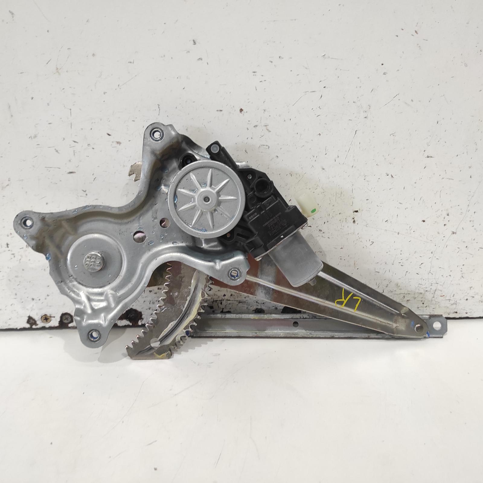 View Auto part Left Rear Wnd Reg/Motor Mitsubishi Pajero 2018