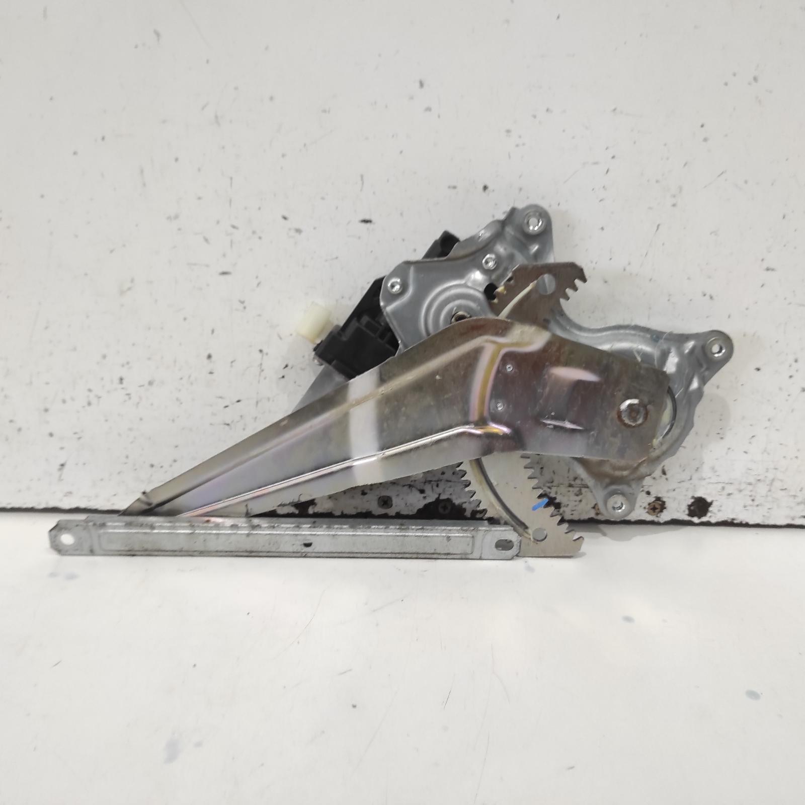 View Auto part Left Rear Wnd Reg/Motor Mitsubishi Pajero 2018