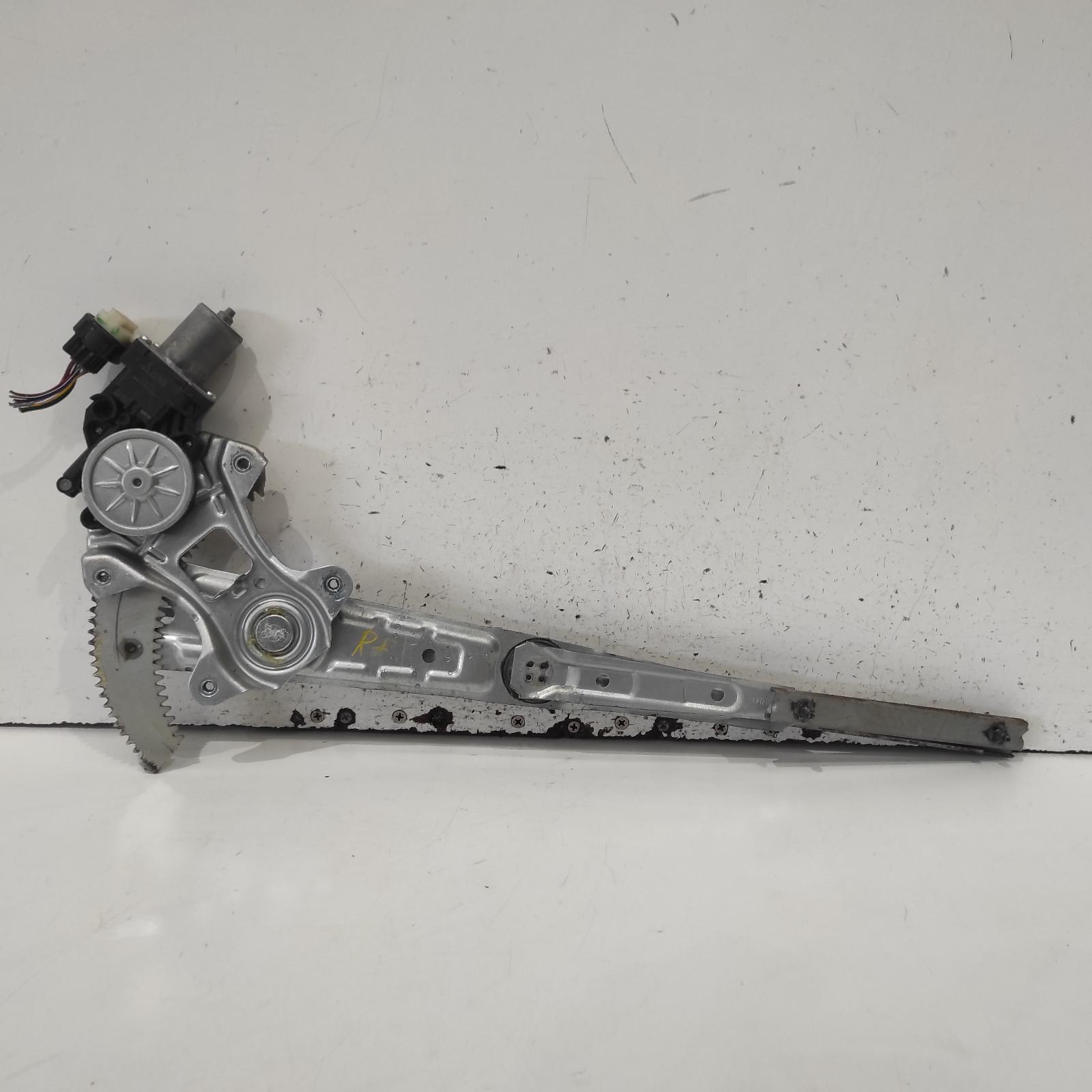View Auto part Right Front Window Reg/Motor Mitsubishi Pajero 2018