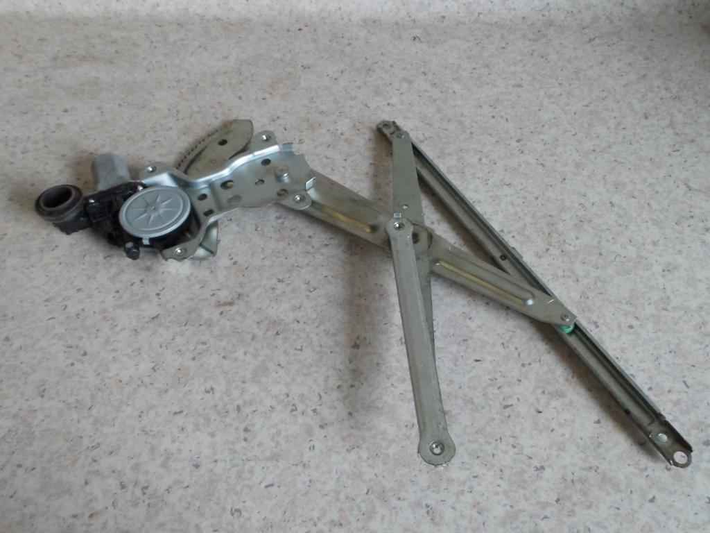 2009 Suzuki Swift Right Front Window Reg/Motor View Auto part Right Front Window Reg/Motor Suzuki Swift 2009