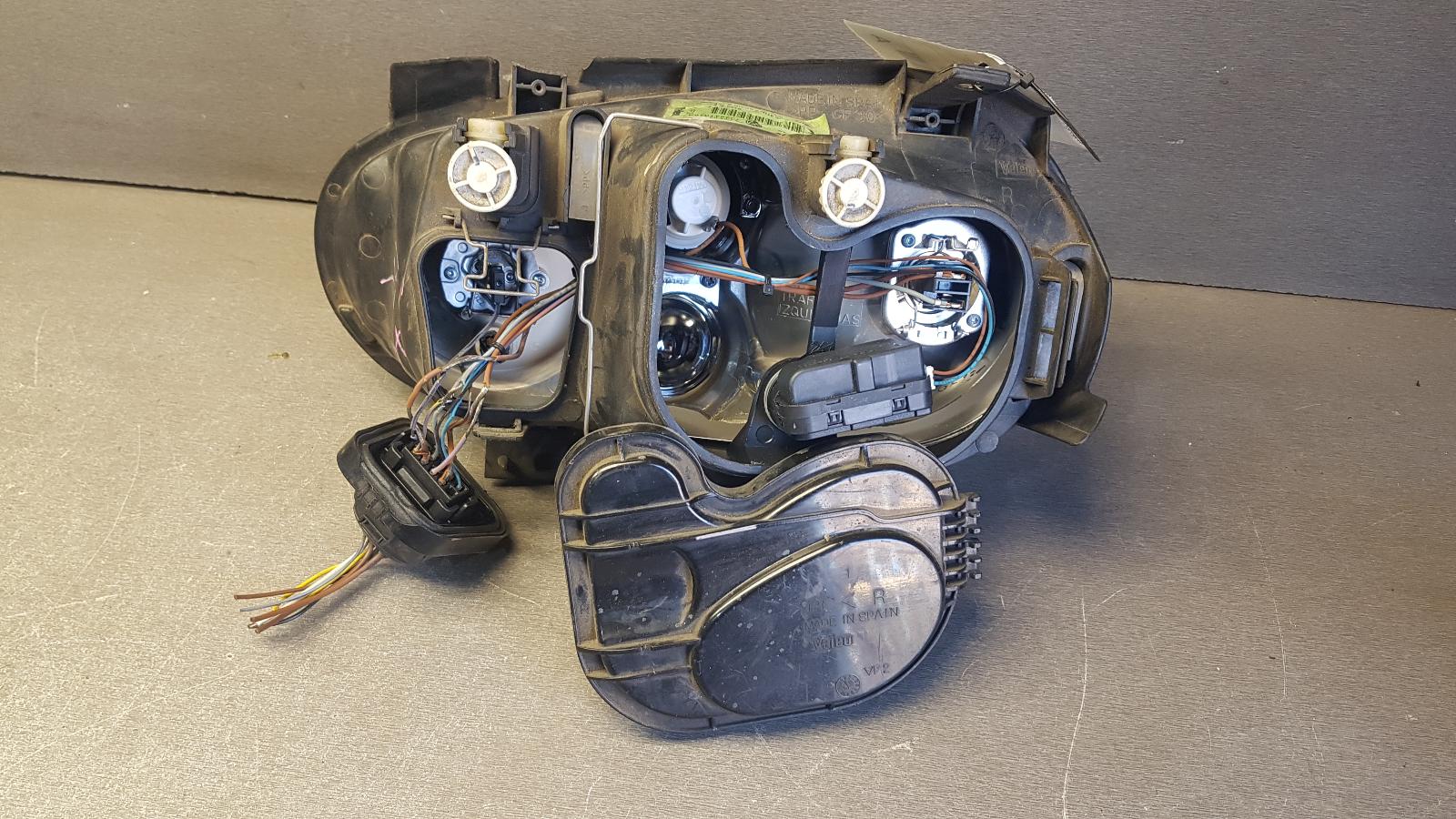 2003 Volkswagen Golf Right Headlamp View Auto part Right Headlamp Volkswagen Golf 2003