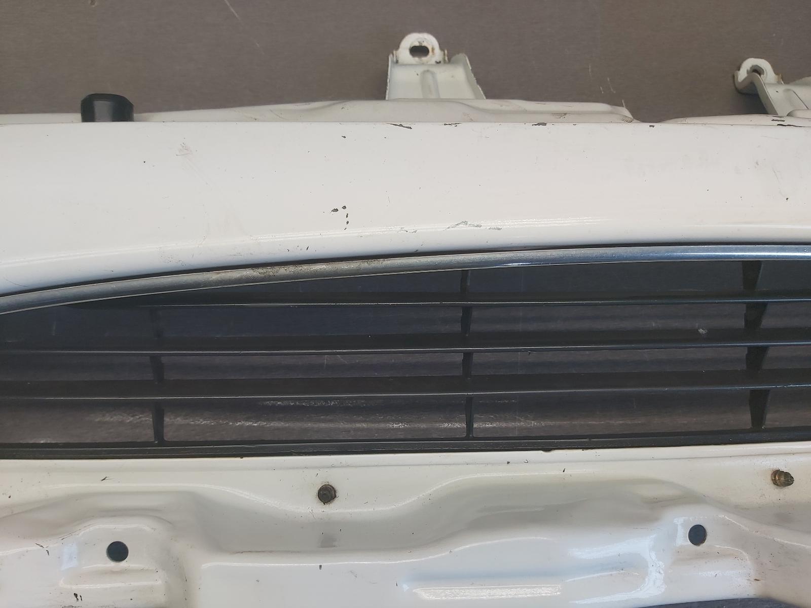 View Auto part Grille Daihatsu Sirion 2001