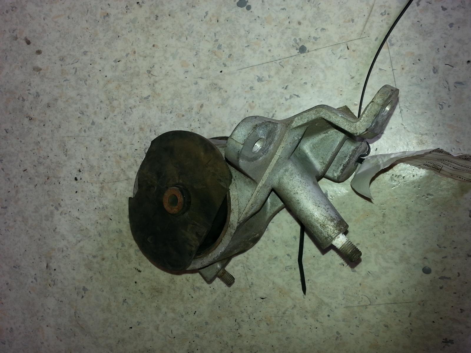 View Auto part Mount Daihatsu Sirion 2001