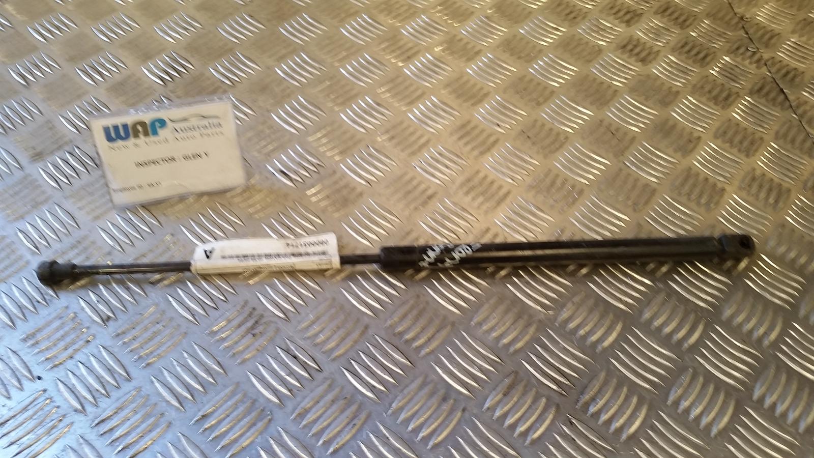 View Auto part Bonnet Hinge/Strut Volkswagen Golf 1999