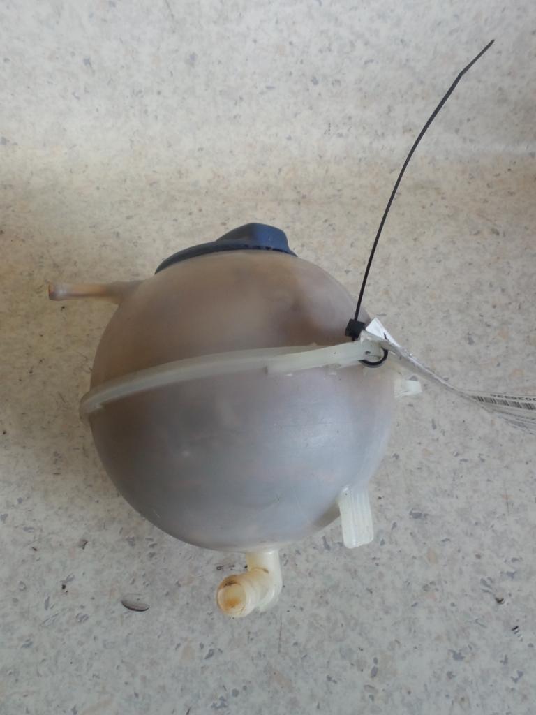View Auto part Overflow Bottle Volkswagen Golf 1997
