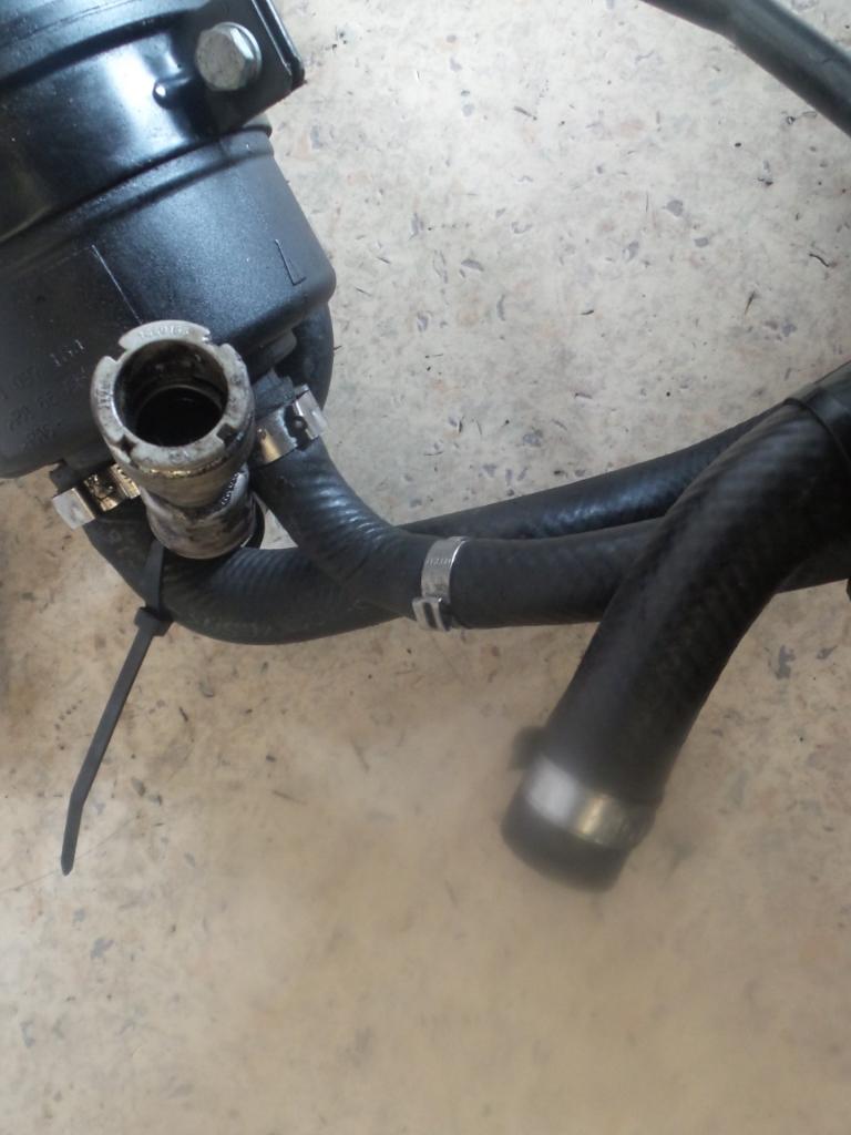 2006 Bmw 1 Series P/S Reservoir View Auto part P/S Reservoir Bmw 1 Series 2006
