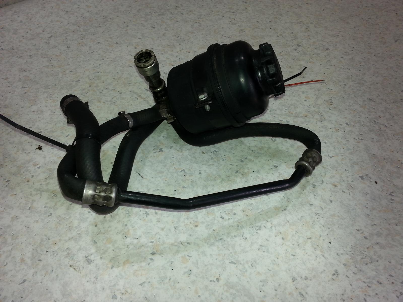 2006 Bmw 1 Series P/S Reservoir View Auto part P/S Reservoir Bmw 1 Series 2006