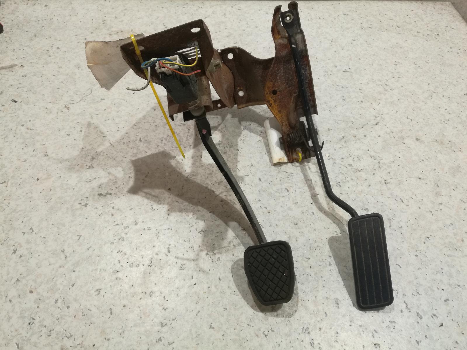 View Auto part Pedal Assembly Subaru Forester 2000