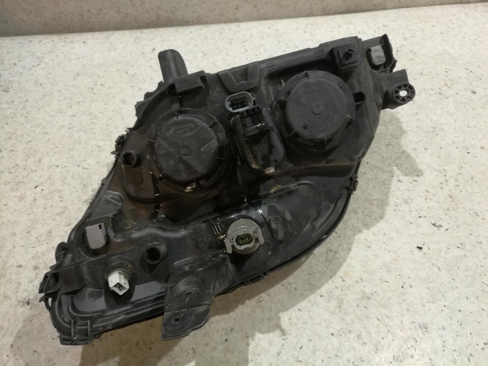 View Auto part Right Headlamp Renault Scenic 2001