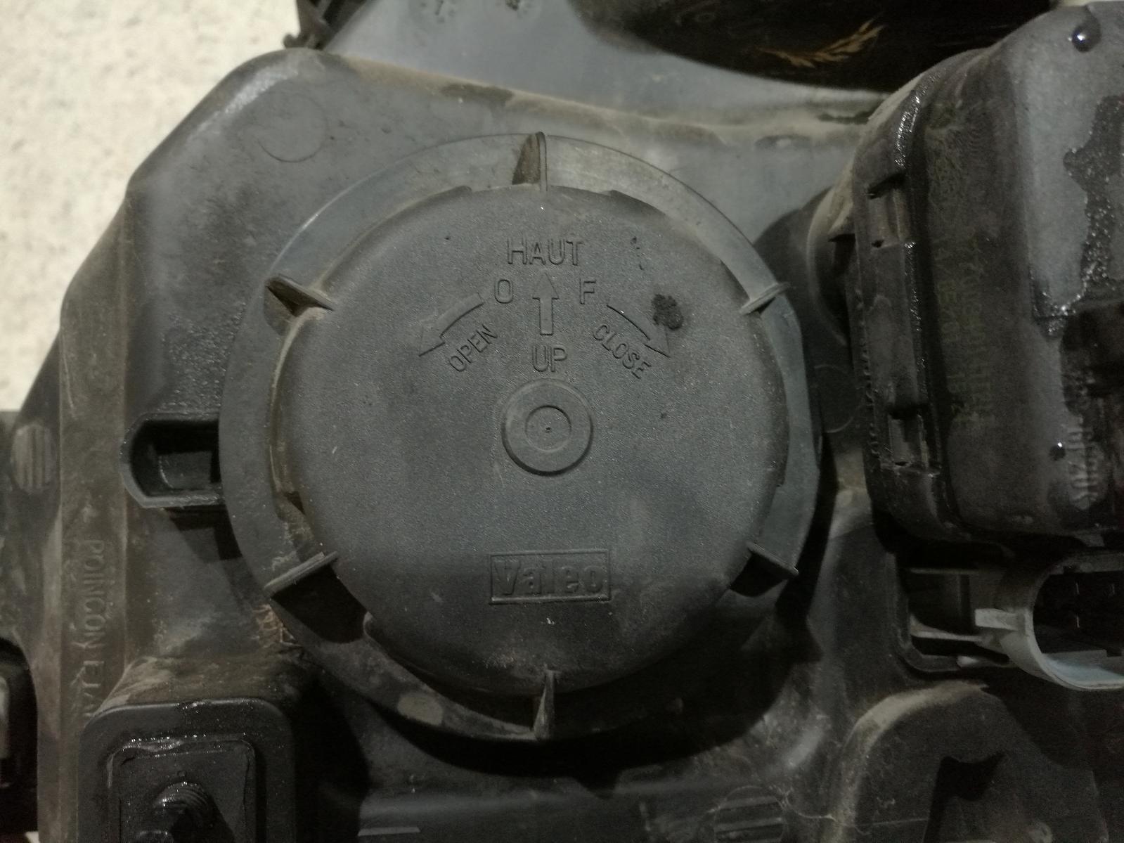View Auto part Right Headlamp Renault Scenic 2001