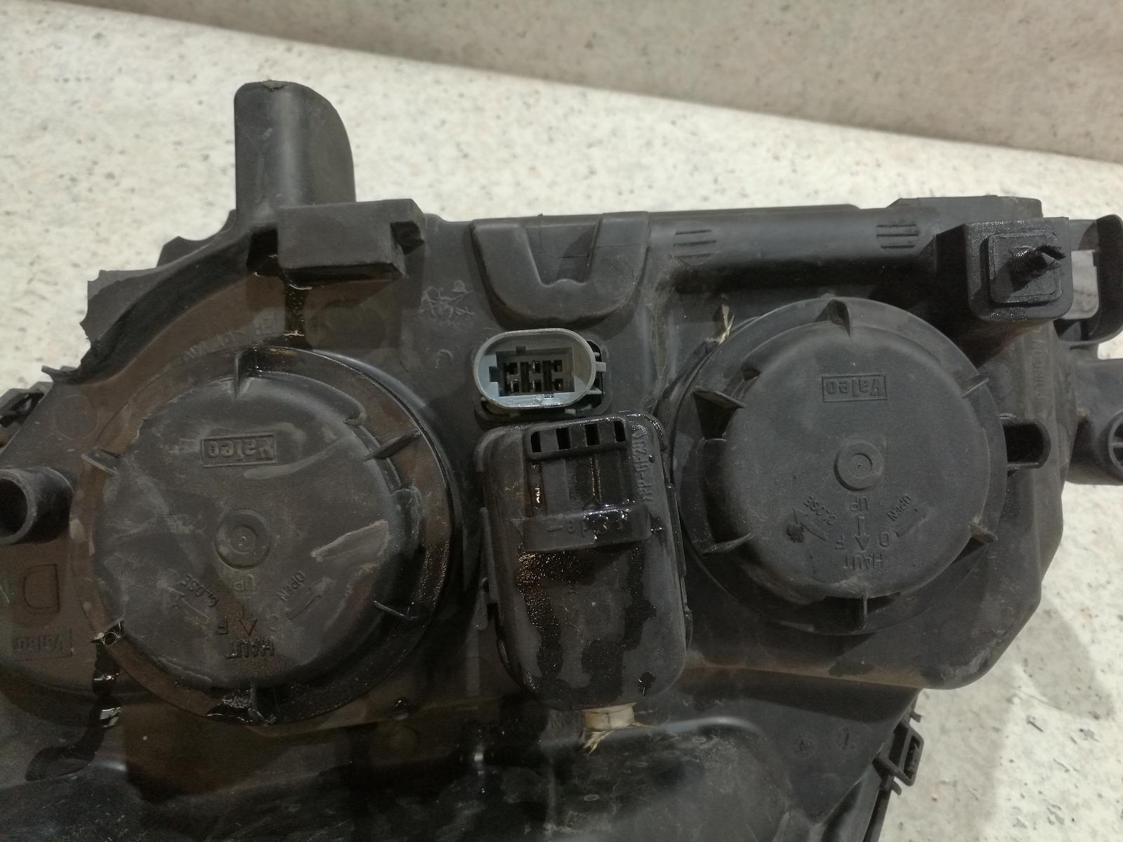 View Auto part Right Headlamp Renault Scenic 2001