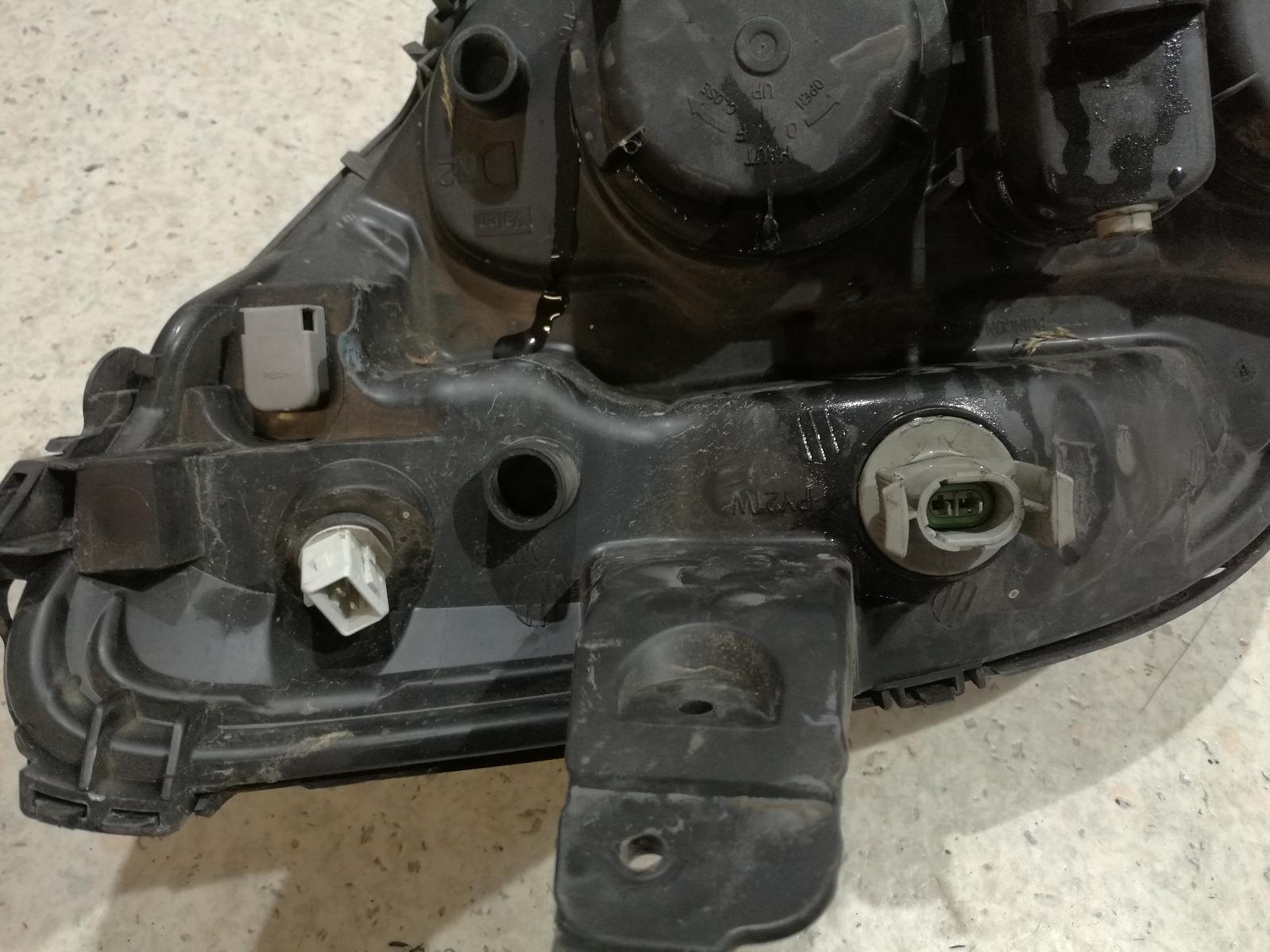 View Auto part Right Headlamp Renault Scenic 2001