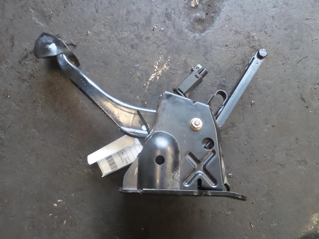 View Auto part Pedal Assembly Volkswagen Golf 1999
