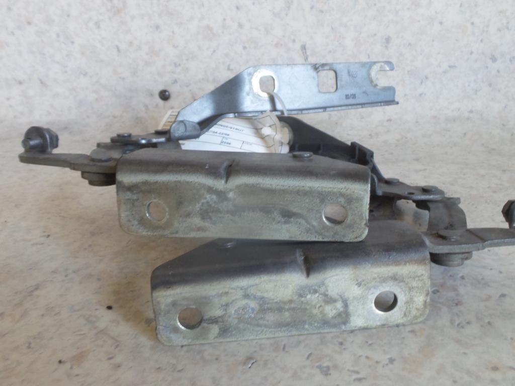 View Auto part Bonnet Hinge/Strut Volkswagen Golf 2006