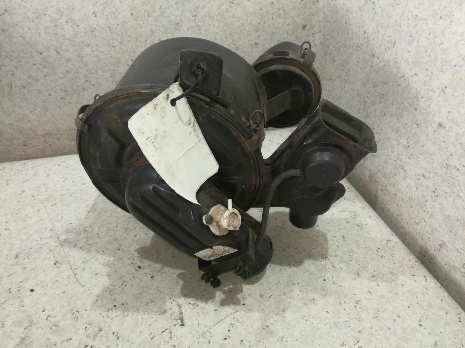 1995 Toyota Hilux Air Cleaner/Box View Auto part Air Cleaner/Box Toyota Hilux 1995