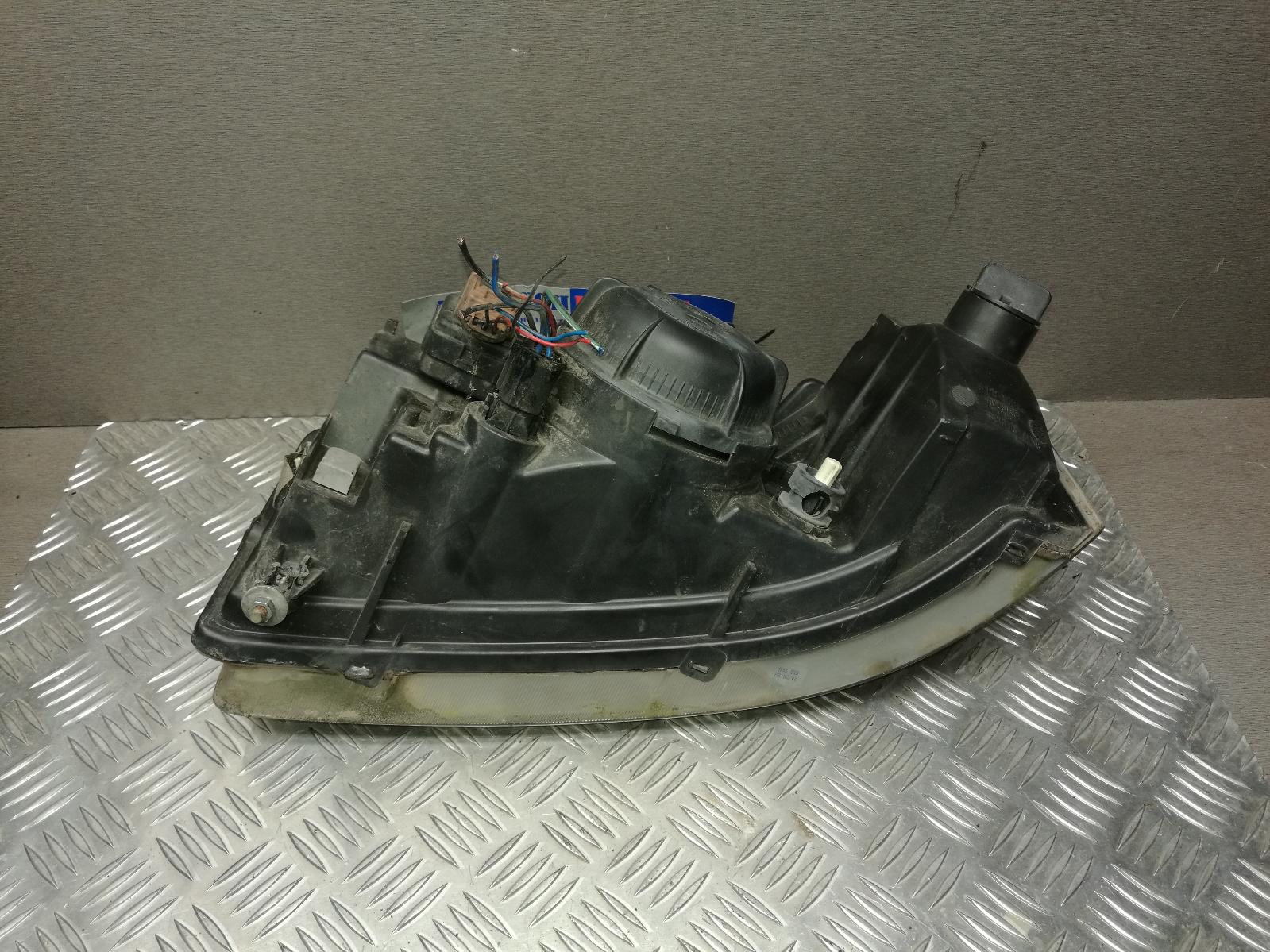1999 Land Rover Freelander Right Headlamp View Auto part Right Headlamp Land Rover Freelander 1999