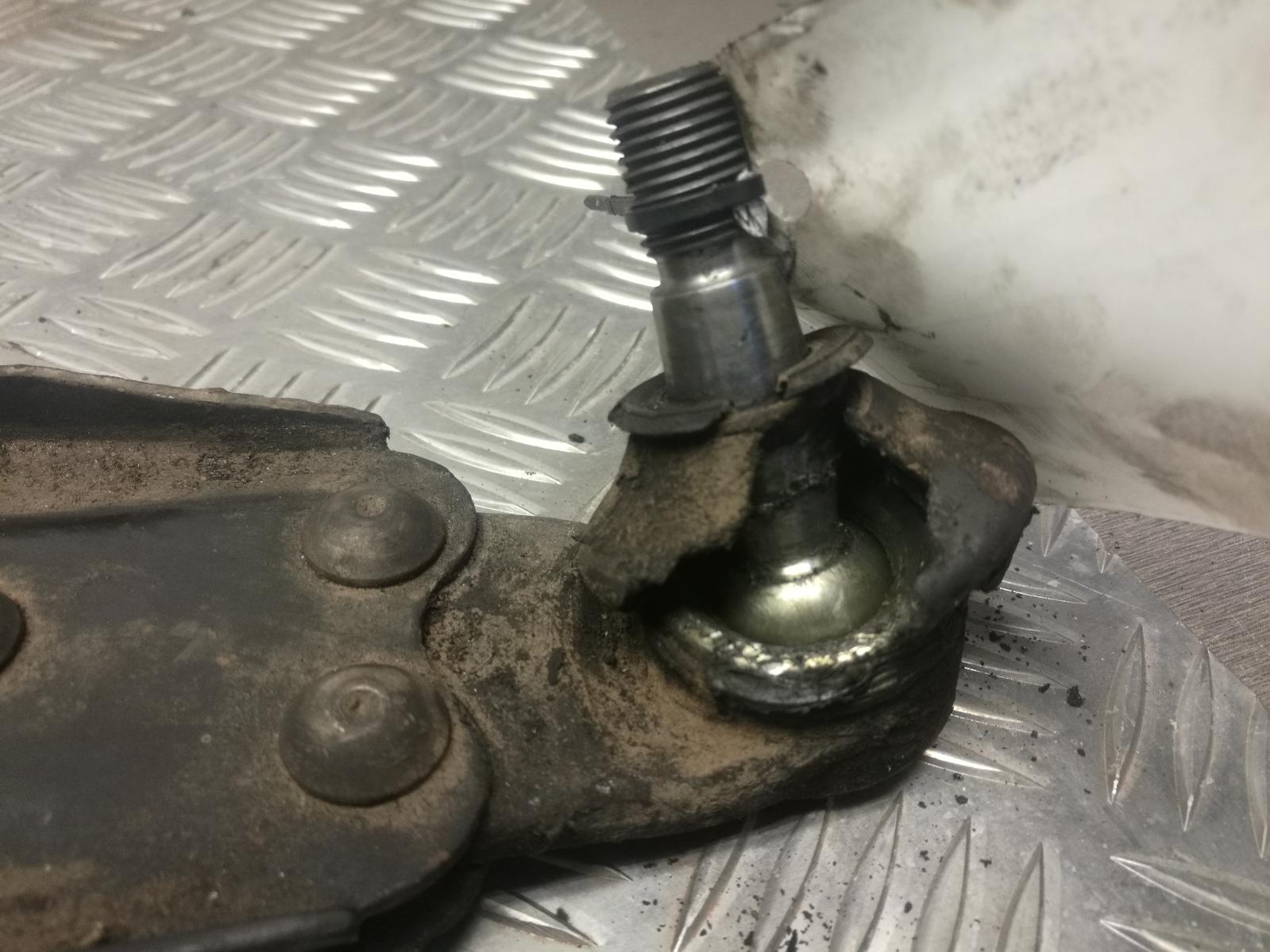 1999 Land Rover Freelander Right Front Lower Control Arm View Auto part Right Front Lower Control Arm Land Rover Freelander 1999