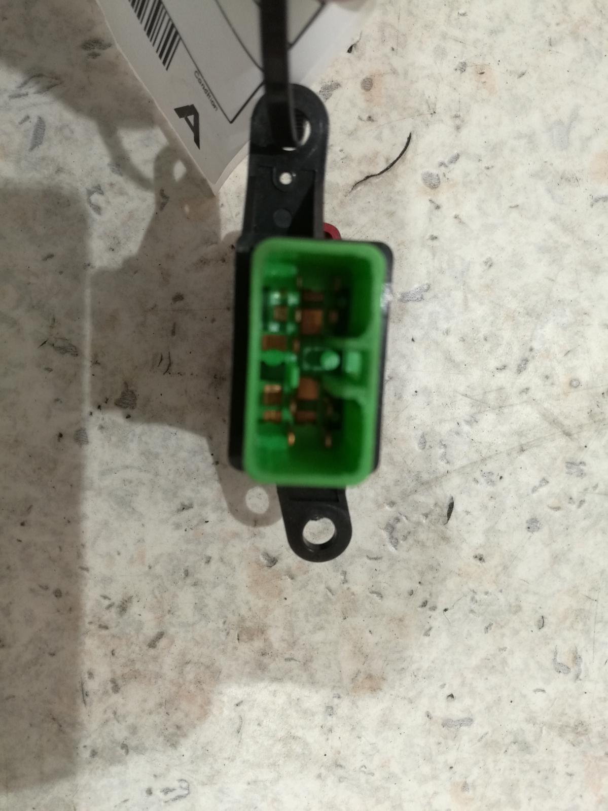 View Auto part Flasher/Hazard Relay Mitsubishi Fto 1995