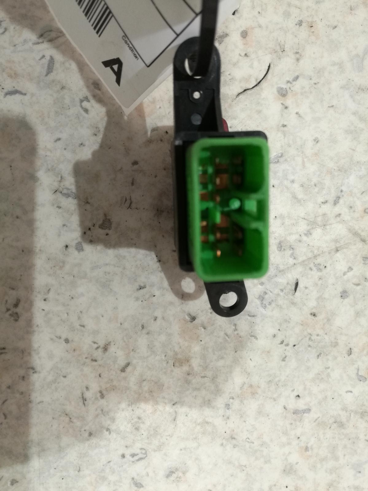 View Auto part Flasher/Hazard Relay Mitsubishi Fto 1995