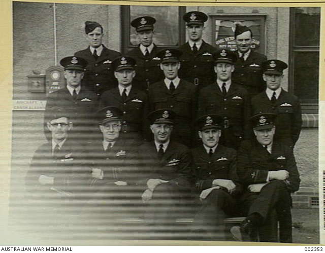 RAAF TRAINING. A GROUP OF RAAF OFFICERS AT ESSENDON. (NEGATIVE BY C ...