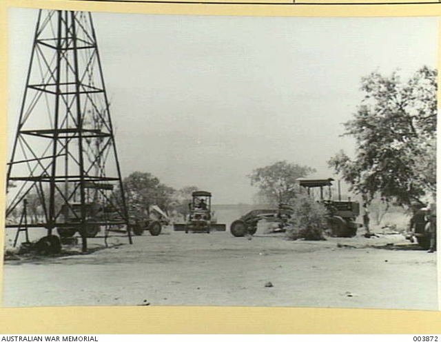 CENTRAL AUSTRALIA - GRADERS AT NO. 7 BORE. ARMY. ALICE SPRINGS TO ...