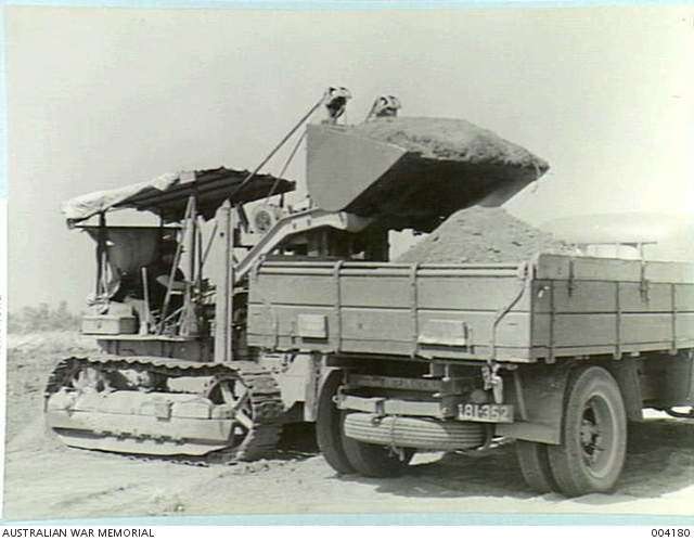 FRONT END LOADER IN OPERATION SCOOPS LIFTS AND DUMPS 3 TON AT A TIME ...