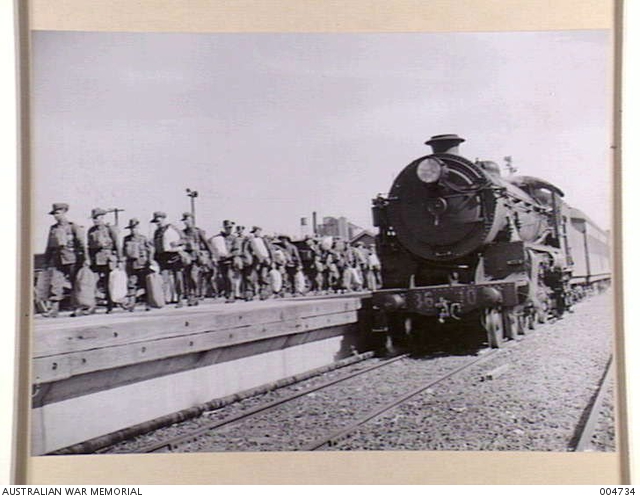 SYDNEY - QUEENSLAND TROOPS OF THE 2ND ANTI TANK REGIMENT ARE DETRAINED ...