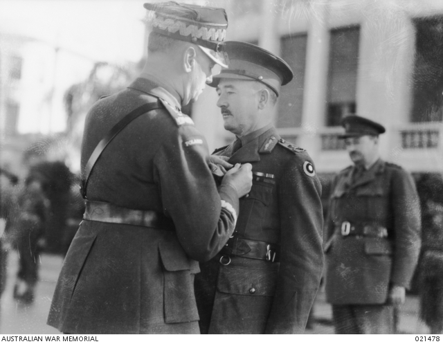 CAIRO, EGYPT. 1941-11-21. GENERAL SIKORSKI DECORATING MAJOR- GENERAL L ...