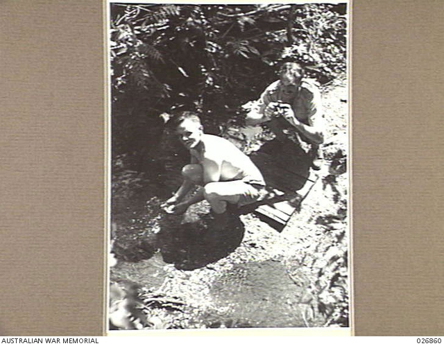 PAPUA, NEW GUINEA. 1942-10. PRESS CORRESPONDENTS IN THE FORWARD AREA ...