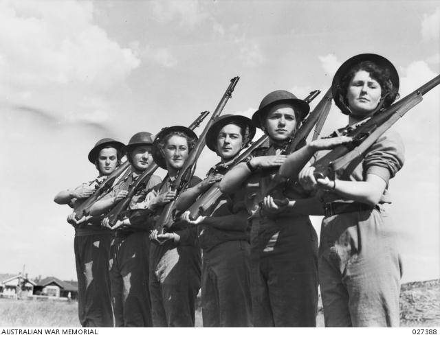 MELBOURNE, AUSTRALIA. 1942-10. RIFLE DRILL FOR MEMBERS OF THE ...