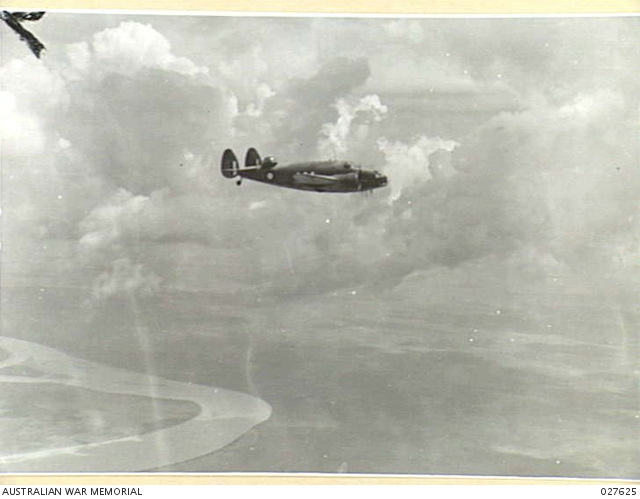 NORTHERN AUSTRALIA. 1942-10. LOCKHEED HUDSON BOMBERS OF THE RAAF FLYING ...