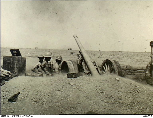 LIBYAN DESERT. 1941. AUSTRALIAN SOLDIERS FIRING CAPTURED ITALIAN GUNS ...