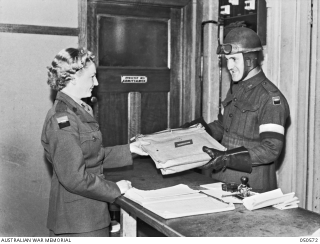 MELBOURNE, VIC. 1943-04-02. A DESPATCH RIDER HANDS IN AN URGENT MESSAGE ...