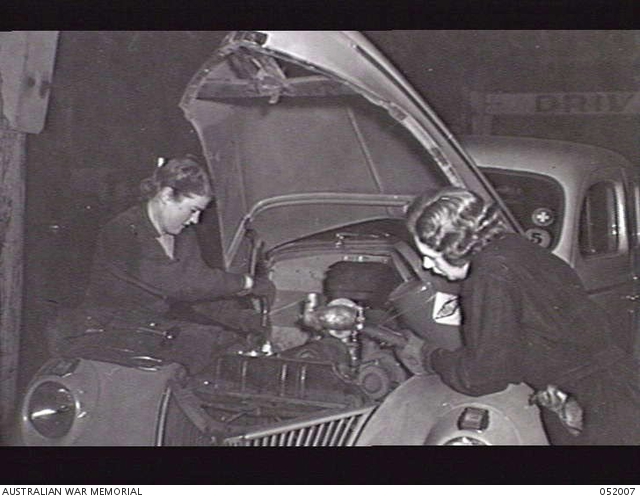 MELBOURNE, VIC. 1943-05-21. MISS M. PIZZEY (LEFT) AND MISS M. MURRAY ...
