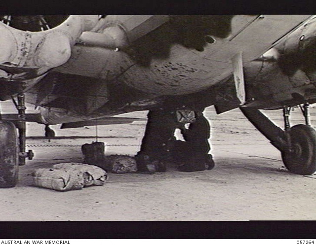 LAVERTON, VIC. 1943-10-02. MEMBERS OF THE RAAF GROUND CREW ATTACHING ...
