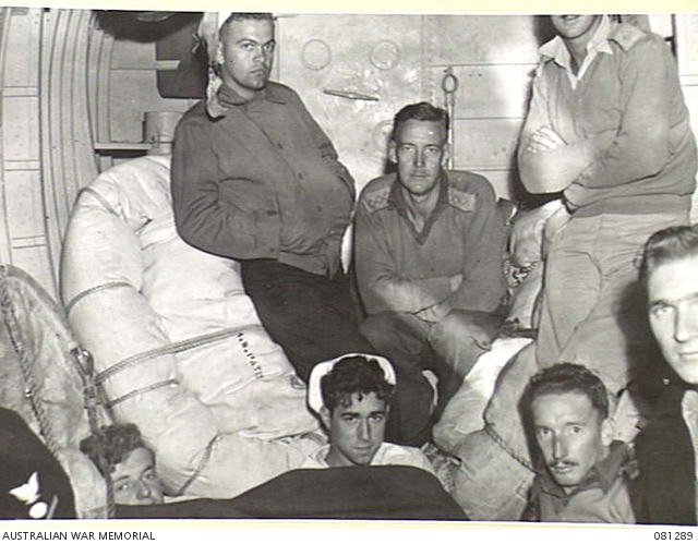 AMERICAN SAILORS WITH RAAF PERSONNEL AND AIF MEMBERS MAKING THEMSELVES ...