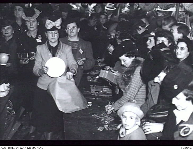 SYDNEY, NSW, 1945-05-16. CROWDS OF PEOPLE PLAYING HOUSIE AT THE ...