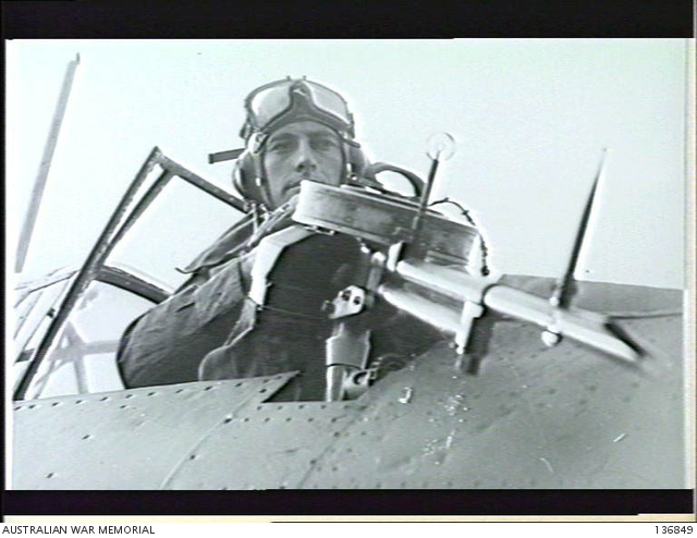 SALE, VIC. 1942-09-23. SERGEANT K. R. MORGAN OPERATING A VICKERS ...