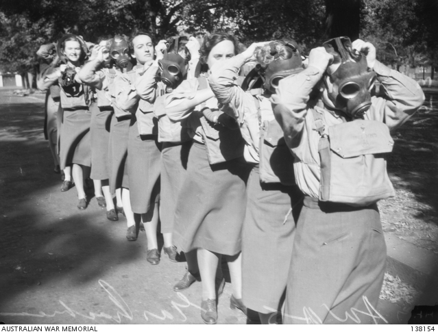MELBOURNE VICTORIA 1943 03 15 MEMBERS OF THE AUSTRALIAN WOMENS ARMY SERVICE PUTTING ON THEIR 