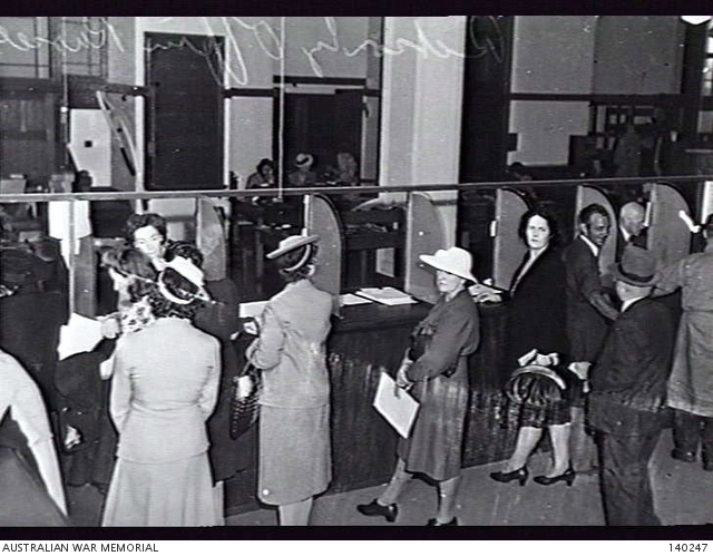 MELBOURNE, VIC. 1944-01-10. MEMBERS OF THE PUBLIC LINING UP AT THE ...