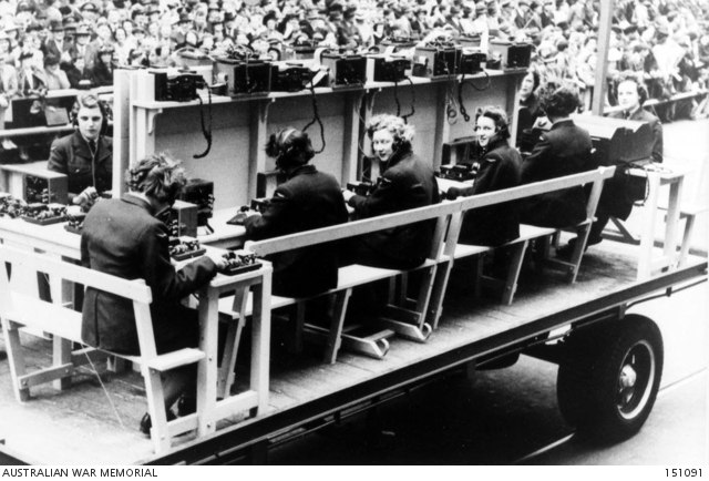 Melbourne, Vic. 13 November 1942. RAAF signals equipment demonstrated ...