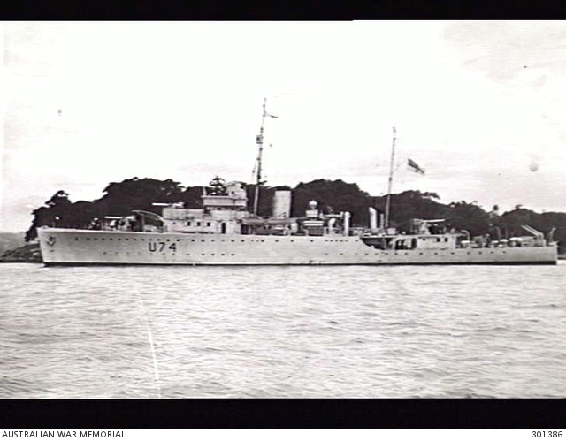 SYDNEY, NSW. 1941. PORT SIDE VIEW OF THE SLOOP HMAS SWAN (II) (U74 ...