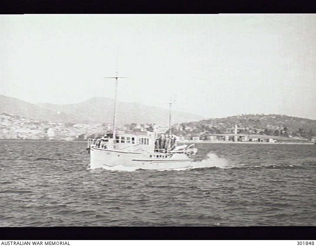 HOBART, TAS. PORT BOW VIEW OF THE NAVAL AUXILIARY PATROL VESSEL HMAS ...