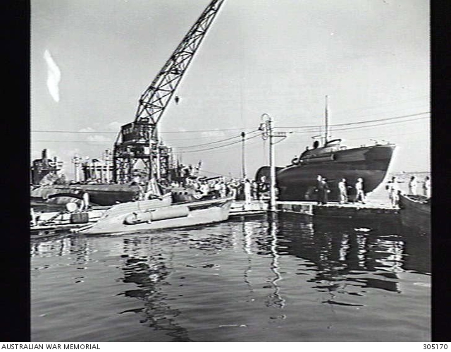 TARANTO, ITALY. 1943-09. AN ITALIAN CB TYPE COASTAL SUBMARINE ALONGSIDE ...