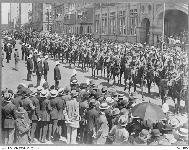 Spectators watching a Light Horse parade along Macquarie Street in ...