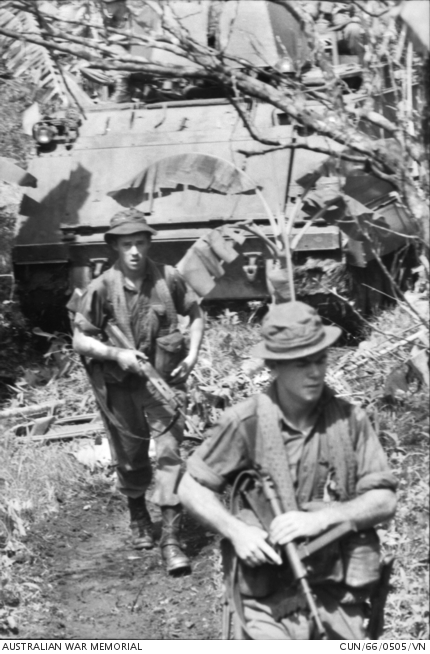 Vietnam. 1966-06-25. Infantry advance by soldiers of the 6th Battalion ...