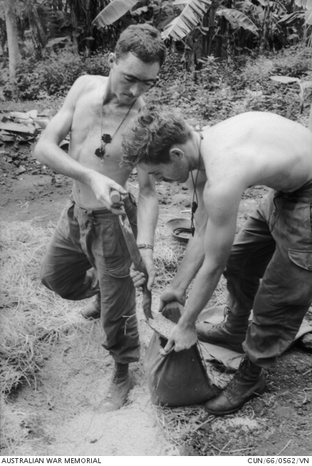 Soldiers with the 6th Battalion, The Royal Australian Regiment (6RAR ...