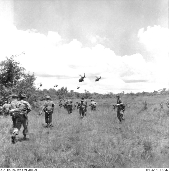 VIETNAM. 1965-07-14. SOLDIERS OF 1ST BATTALION, THE ROYAL AUSTRALIAN ...