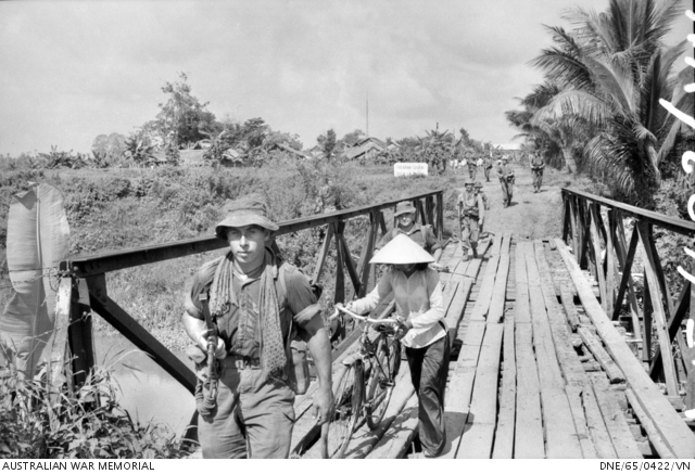 BIEN HOA, VIETNAM. 1965-08. MEMBERS OF 1ST BATTALION, THE ROYAL ...