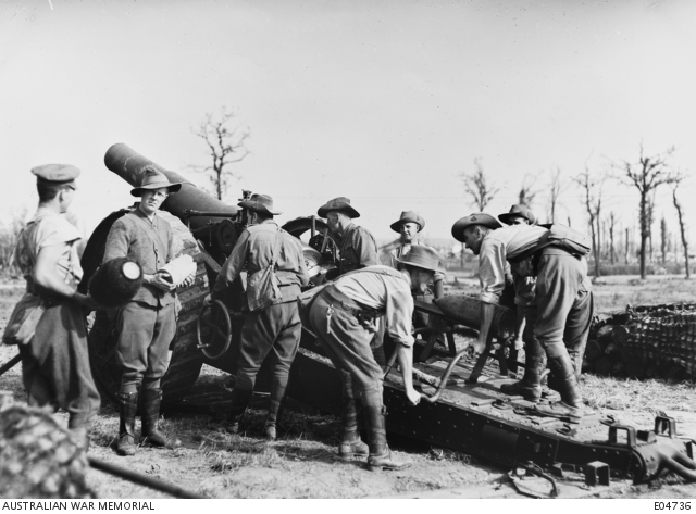 Unidentified gunners of the Australian Heavy Artillery loading an 8in ...